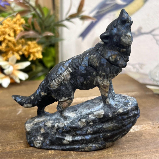 Que Sera Howling Wolf Carving | Rhyolite Wolf | Crystal Wolf